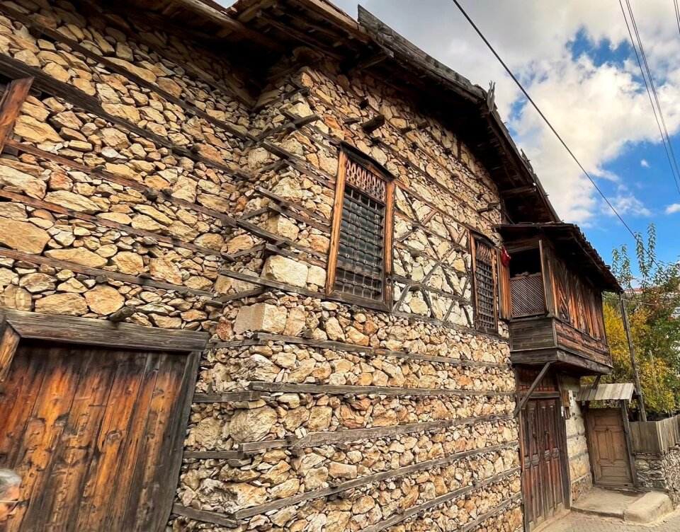 Torosların Gizli Hazinesi: Altınbeşik Mağarası ve Tarihi Düğmeli Evler